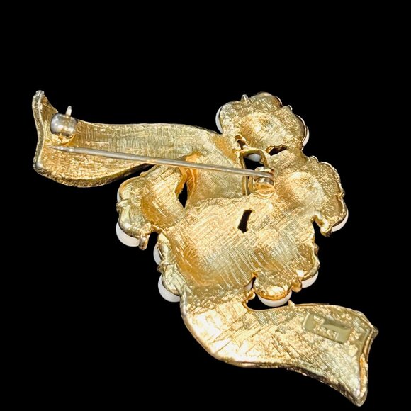 Crown Trifari Gold tone Enamel And Beaded Ribbon Flower Brooch (5172) - Picture 4 of 5